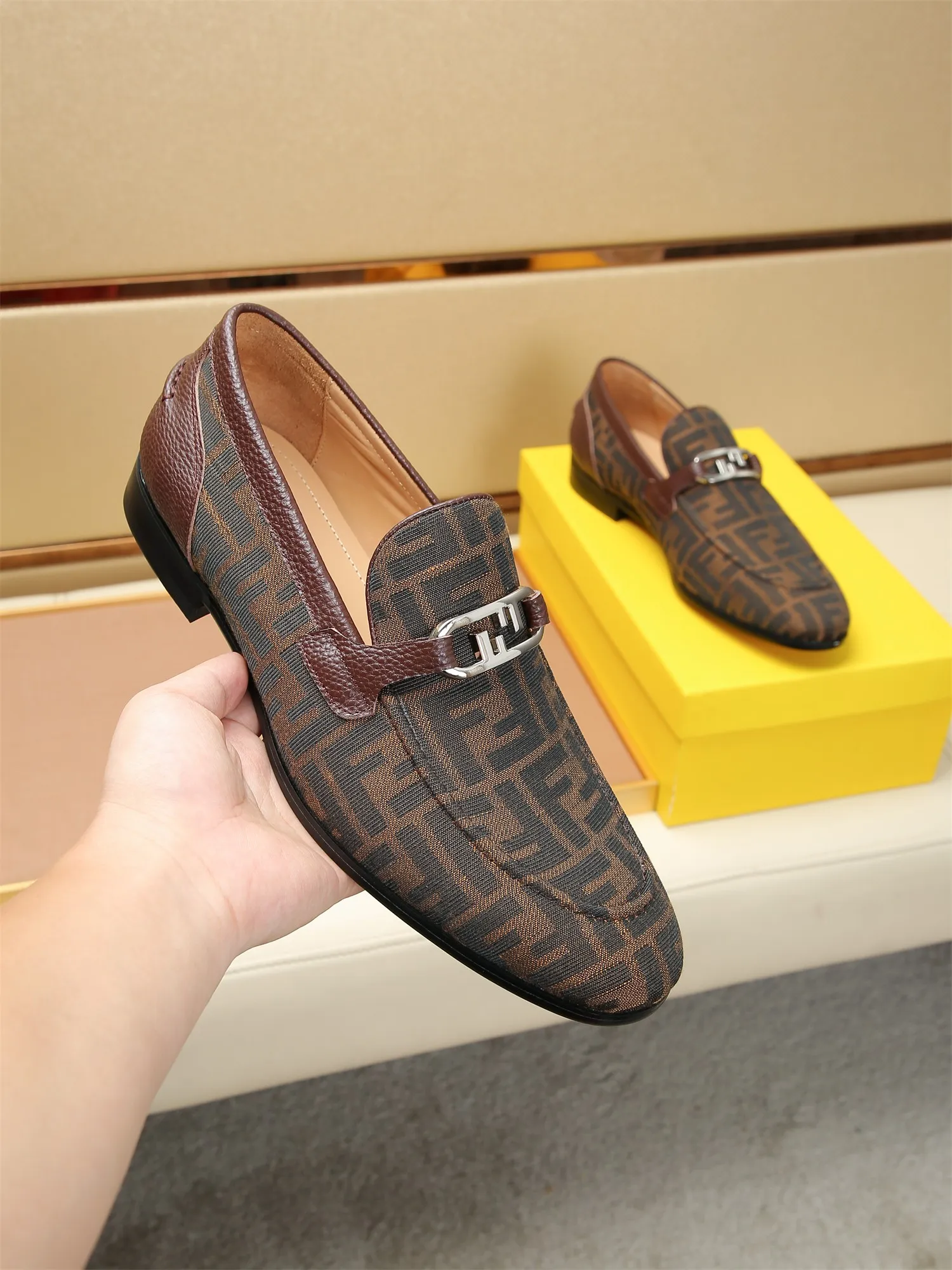 Men's shoes💰460 🕷🕷【FENDI】The latest men's formal leather shoes🇨🇳Classic series not to be missed💯The first layer is made of imported first-layer cowhide☘Original quality, the leather is smooth and delicate🎋Awesome version, perfect streamlined outline🍇Cowhide lining, size 38-44 (customized at 45.46)...